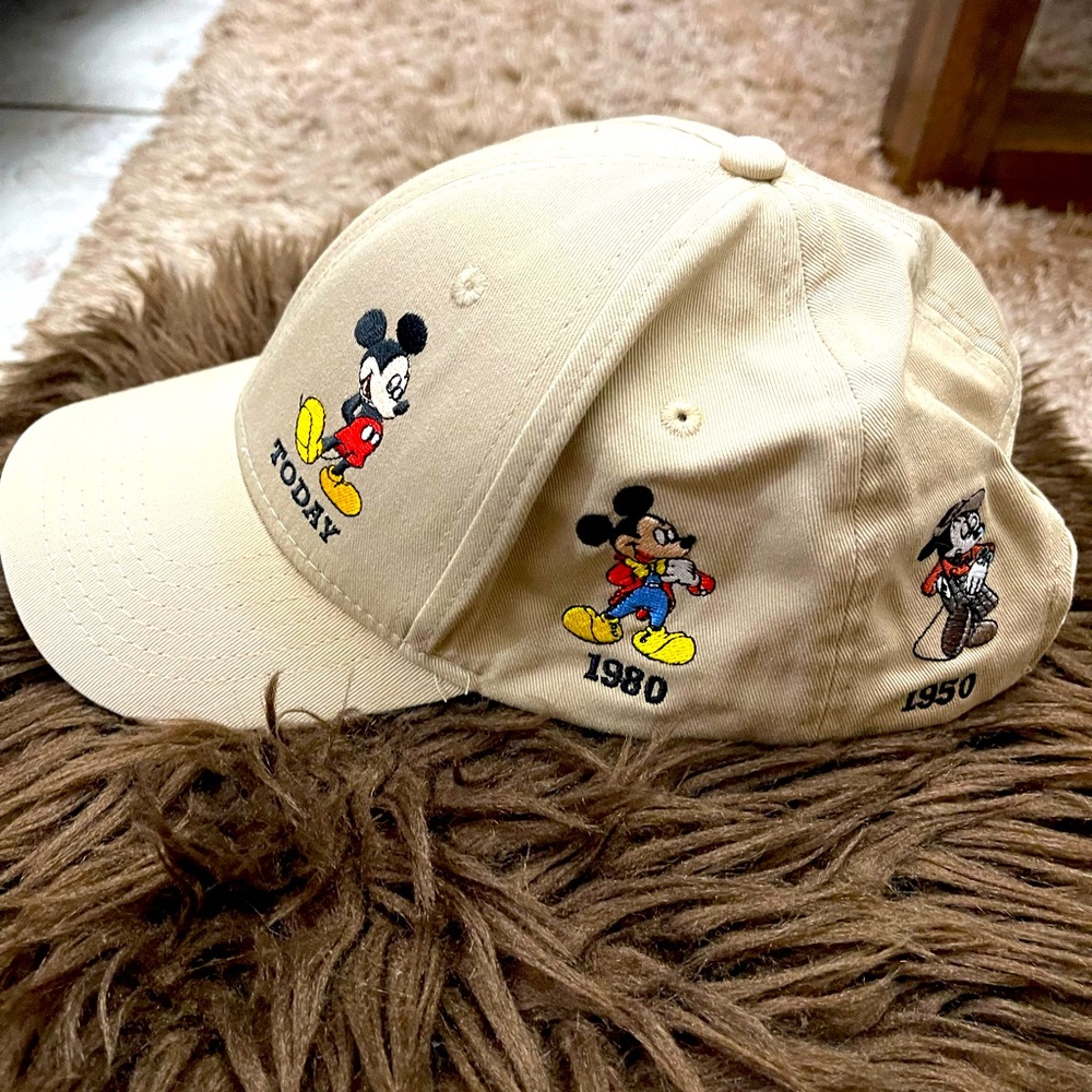 DISNEY OS, baseball hat, with the Mickey evolution.